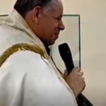 Idosa faz agradecimento inusitado durante missa no RN e vídeo viraliza; VEJA VÍDEO