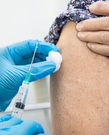 No momento, você está visualizando Vacina contra herpes- zóster é associada a menor risco de demência em idosos. Estudo nos EUA com mais de 500 mil pessoas mostra possível efeito protetor contra o declínio cognitivo