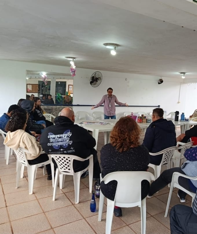 No momento, você está visualizando Núcleo da Diversidade participa de roda de conversa “Cuidado, Afeto e Existência LGBTQI+” no Caps ComViver. Ação abordou a saúde mental sob a perspectiva do respeito à diversidade e desconstrução de preconceitos