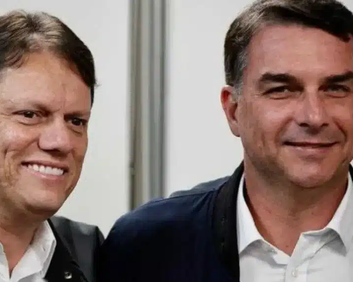 No momento, você está visualizando Tarcísio entra de vez na campanha de Flávio Bolsonaro e acende alerta no PT