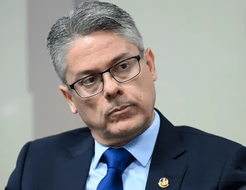 No momento, você está visualizando Senador Alessandro Vieira pede impeachment de Kassio Nunes Marques por atuação no caso Master