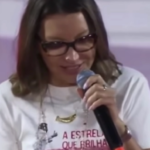 Lula se distrai enquanto Janja discursava e leva “carão” da primeira-dama: “Ei, psiu, ei…”; VEJA O MOMENTO