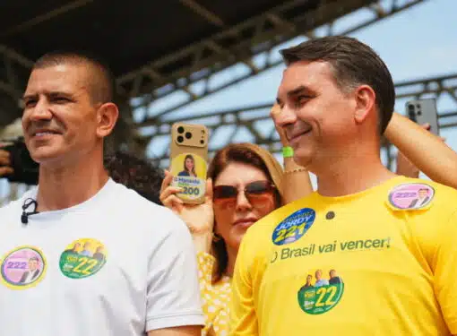 No momento, você está visualizando Defesa de Flávio Bolsonaro pede a Fachin suspenção de investigações no STF e advogados acusam PT de “escolher” relatores