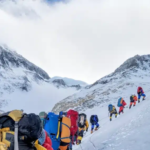 Urina humana está acelerando o degelo no Everest, ENTENDA