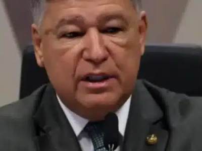 Senador do PSD declara apoio a Flávio Bolsonaro e contraria candidatura de Caiado