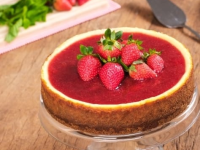 Cheesecake de Morango: uma sobremesa leve para dar boas-vindas à primavera. Trouxemos a receita, ingredientes e passo a passo. Bem fácil