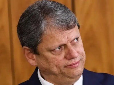 Tarcísio defende união da direita em torno de Flávio Bolsonaro após saída de Salles