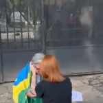 Emocionante: pastora presa desde o 8/1 se ajoelha e ora ao deixar a prisão; VEJA VÍDEO