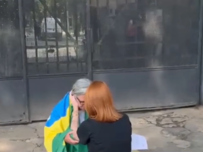 Emocionante: pastora presa desde o 8/1 se ajoelha e ora ao deixar a prisão; VEJA VÍDEO