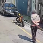 CENAS FORTES: idosa é esfaqueada durante assalto em SP; VEJA MOMENTO
