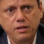 Tarcísio sobre saída de Flávio Bolsonaro do país:”recebeu 60 milhões de votos e logo depois, PF foi atrás de seu passaporte;”ASSISTA RECORTE