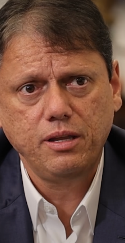 No momento, você está visualizando Tarcísio sobre saída de Flávio Bolsonaro do país:”recebeu 60 milhões de votos e logo depois, PF foi atrás de seu passaporte;”ASSISTA RECORTE