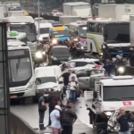 Motorista infarta ao volante, morre e ônibus desgovernado atinge 22 veículos no Rio de Janeiro; VEJA VÍDEO