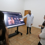 Curso de Medicina da Unimar amplia recursos tecnológicos com aquisição de mesa anatômica para aprimorar o ensino. Novo equipamento integra tecnologia, imagens médicas e modelos anatômicos. Veja benefícios