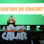 “A pergunta que não quer calar”: qual é o papel da escola na era da inteligência artificial? Summit Educação Sicredi 2026 reuniu mais de mil educadores para discutir tema