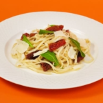 Talharim com tomate seco e rúcula é opção fácil para variar o macarrão do dia a dia. Combinado traz textura e leveza com sabor espetacular. Confira