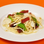 Talharim com tomate seco e rúcula é opção fácil para variar o macarrão do dia a dia. Combinado traz textura e leveza com sabor espetacular. Confira
