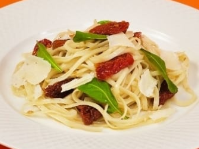 Talharim com tomate seco e rúcula é opção fácil para variar o macarrão do dia a dia. Combinado traz textura e leveza com sabor espetacular. Confira
