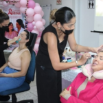 Santa Casa de Marília realiza sessão de maquiagem para pacientes da Oncologia no Outubro Rosa. Ação teve bate-papo, depoimentos, café da manhã e mais. Veja