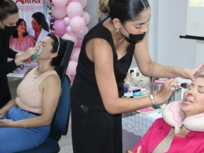 Santa Casa de Marília realiza sessão de maquiagem para pacientes da Oncologia no Outubro Rosa. Ação teve bate-papo, depoimentos, café da manhã e mais. Veja
