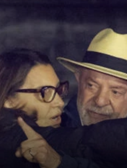 No momento, você está visualizando Janja volta a fazer FAKE NEWS em vídeo. E após ser obrigado a gravar video selfie, Lula diz que Jania “enche o saco”: VEJA VÍDEOS