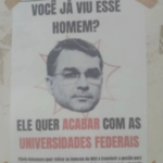 Cartazes com notícias falsas e discurso de ódio contra Flávio Bolsonaro são espalhados na UFRN, em Caicó, e Ufersa, em Mossoró
