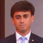 Nikolas Ferreira é questionado na Globo News sobre votação e dispara ironia envolvendo Janja e Lulinha: “chamou ela de p*;” ASSISTA VÍDEO