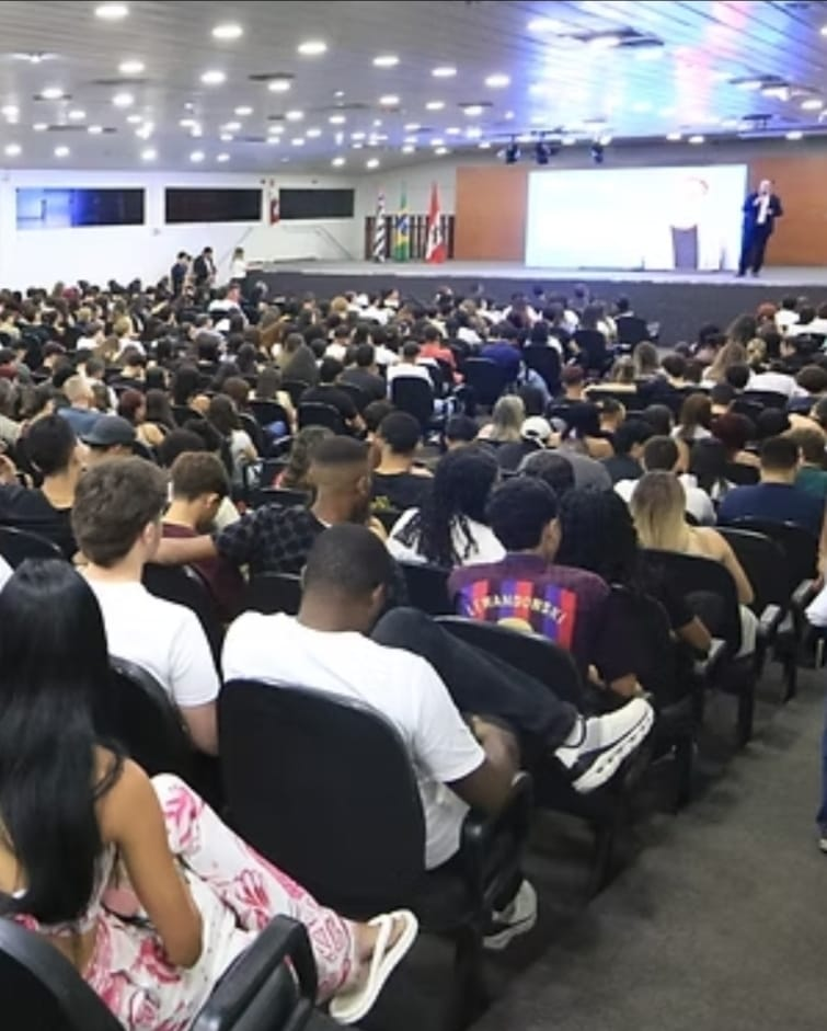 No momento, você está visualizando Noite de Estrelas Jurídicas aproxima estudantes da Unimar de profissionais das diferentes carreiras do Direito. É a quinta edição que renova o sucesso absoluto das anteriores. Confira importância