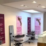 Marília Shopping promove ação de doação de mechas durante o Outubro Rosa. Iniciativa reúne o Shopping, Instituto Embeleze e HBU para confecção de perucas a pacientes da oncológia