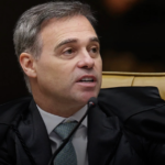 AGORA: André Mendonça manda retirar vídeo de Janones e Lindbergh contra Flávio Bolsonaro