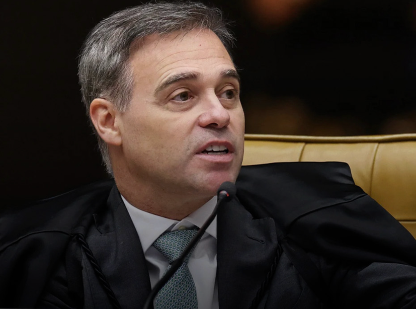 No momento, você está visualizando AGORA: André Mendonça manda retirar vídeo de Janones e Lindbergh contra Flávio Bolsonaro