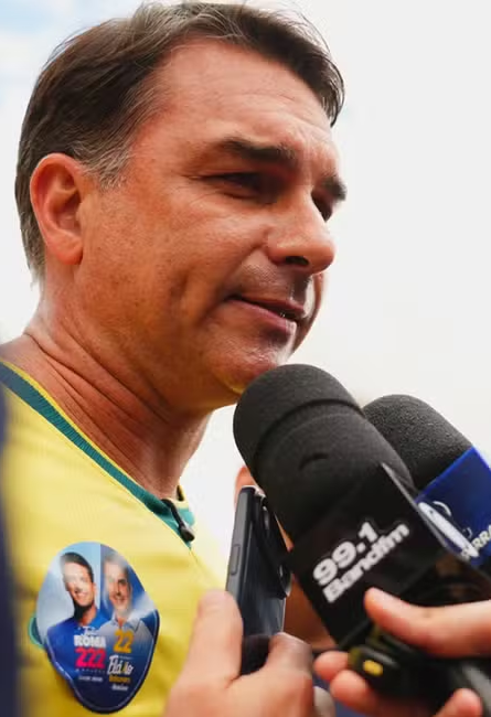 No momento, você está visualizando É fake: vídeo de Flávio Bolsonaro sobre corte de aposentadorias e 13º foi criado com IA