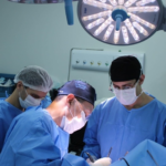 Neurocirurgia da Santa Casa de Marília realiza procedimento para retirada de tumor cerebral com paciente acordado e acompanhamento de profissionais de outras áreas