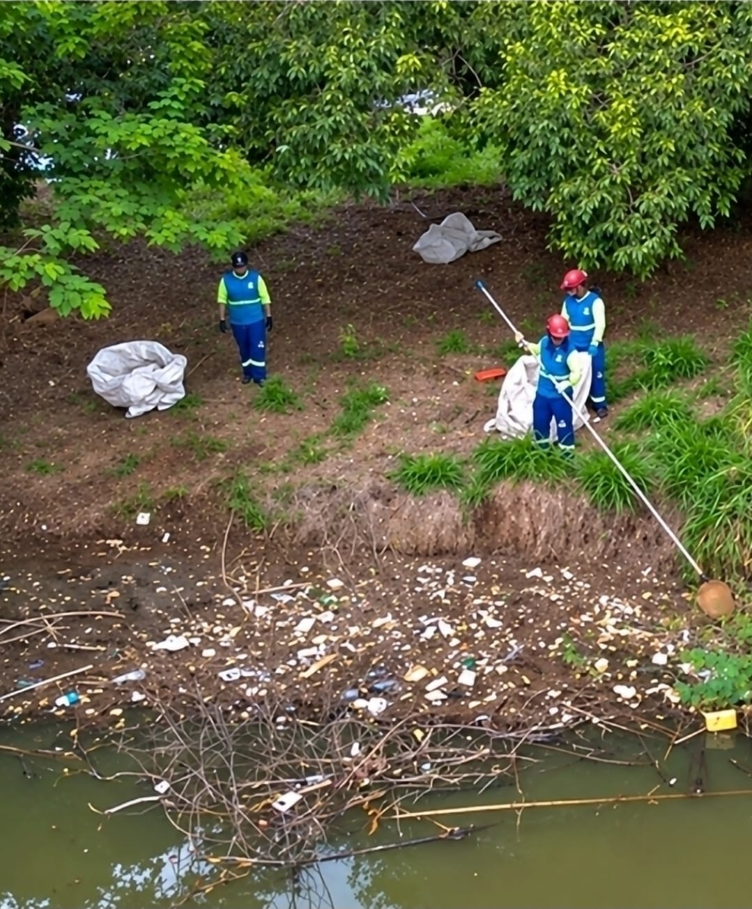 No momento, você está visualizando RIC Ambiental promove limpeza na Represa Cascata e alerta sobre importância do descarte correto de resíduos e lixo para a preservação do manancial