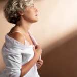 Menopausa vai muito além dos fogachos: pesquisa aponta impacto no sono em 61% delas e 57% na memória, além de afetar libido e energia. Saiba mais