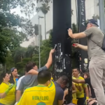 Aliados de Flávio Bolsonaro participam de ação de limpeza na Avenida Paulista após manifestação; ASSISTA VÍDEO