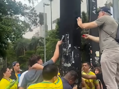 Aliados de Flávio Bolsonaro participam de ação de limpeza na Avenida Paulista após manifestação; ASSISTA VÍDEO