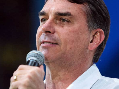 Flávio Bolsonaro avança em todas as faixas salariais enquanto Lula perde eleitores em relação a 2022, aponta levantamento