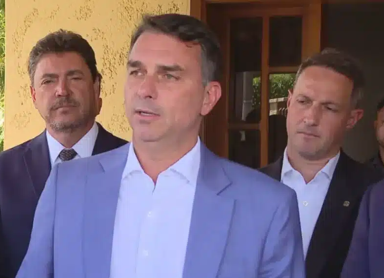 No momento, você está visualizando Agora: Se eleito, Flávio quer generais longe do planalto e ministro da defesa civil