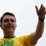 Flávio Bolsonaro promete revogar mais de mil normas federais no primeiro dia de governo