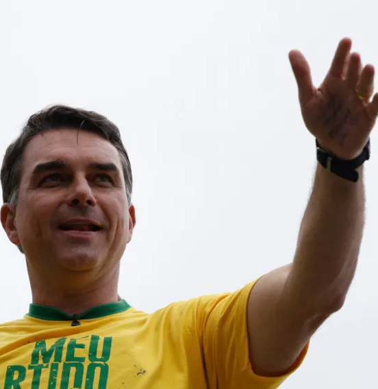 No momento, você está visualizando Flávio Bolsonaro promete revogar mais de mil normas federais no primeiro dia de governo