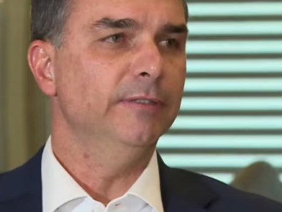 PEC das Praias: entenda a fake news contra Flávio Bolsonaro sobre suposta “privatização de praias”