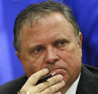 No momento, você está visualizando Gigante do agro anuncia voto em Flávio Bolsonaro após ter votado em Lula em 2022; ASSISTA VÍDEO