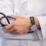 Senado aprova “OAB da Medicina”; entenda o que muda