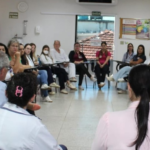 Outubro Rosa promove roda de conversa com médico mastologista da Santa Casa de Marília. Proporcionou um espaço para esclarecimento de dúvidas e informações compartilhadas