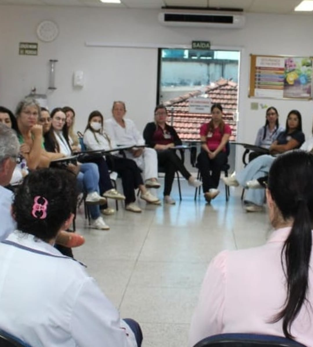 No momento, você está visualizando Outubro Rosa promove roda de conversa com médico mastologista da Santa Casa de Marília. Proporcionou um espaço para esclarecimento de dúvidas e informações compartilhadas