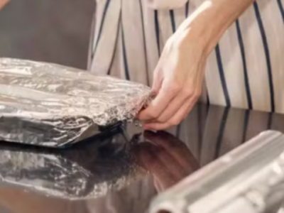 Você sabe qual é a diferença entre o lado fosco e o brilhante do papel-alumínio? A resposta pode surpreender você