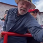 Lula sofre possível roubo de aliança e relógio durante comício político e reação do candidato viraliza; VEJA MOMENTO
