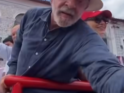 Lula sofre possível roubo de aliança e relógio durante comício político e reação do candidato viraliza; VEJA MOMENTO