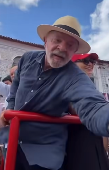No momento, você está visualizando Lula sofre possível roubo de aliança e relógio durante comício político e reação do candidato viraliza; VEJA MOMENTO